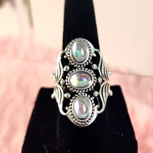 Beautiful iridescent stone and silvertone ring! SIZE 6 (Y8)